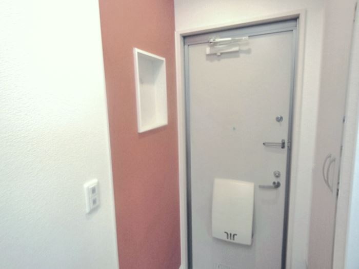 玄関　収納たっぷりの下駄箱付