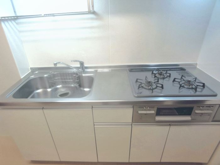 キッチン　3口コンロ付のシステムキッチン