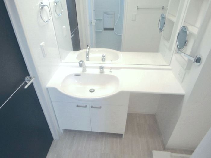 洗面設備　鏡の大きいカウンタータイプの洗髪洗面化粧台