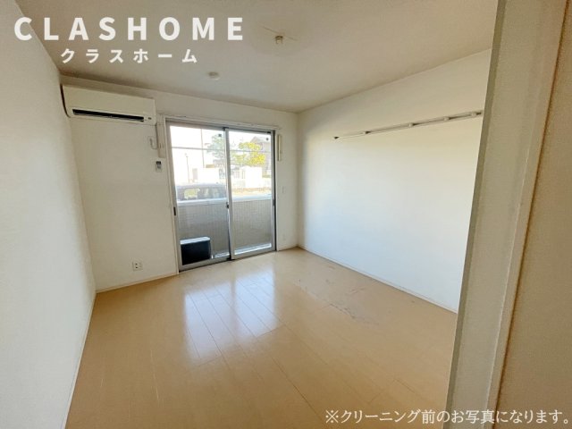居室・リビング　同物件の別部屋になります。