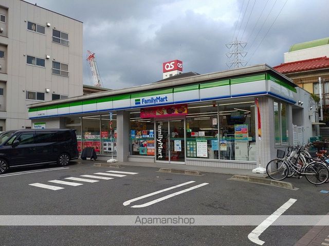 コンビニ　ファミリーマート足立綾瀬三丁目店（コンビニ）まで211m