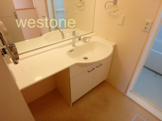 洗面設備　拡大鏡付きのシャンプードレッサー