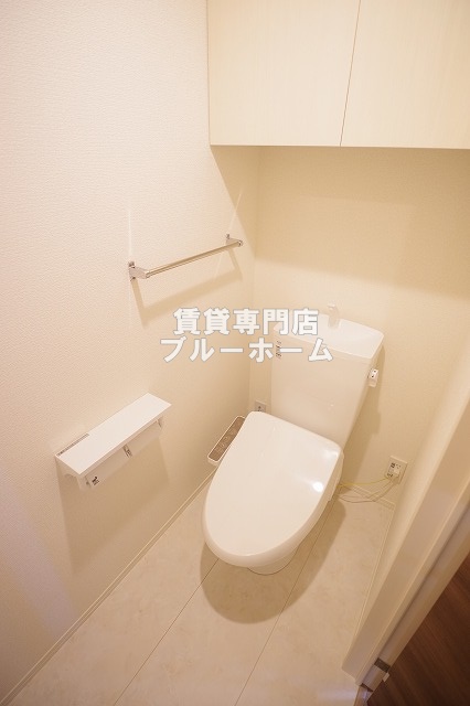 トイレ　収納棚・ウォシュレットの有るトイレです！