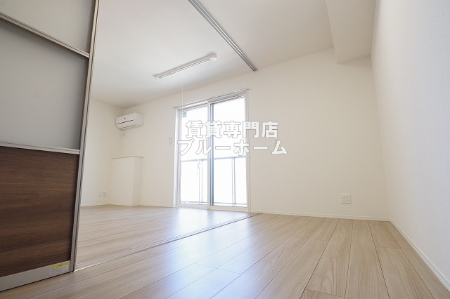 その他　リビング隣の洋室です！