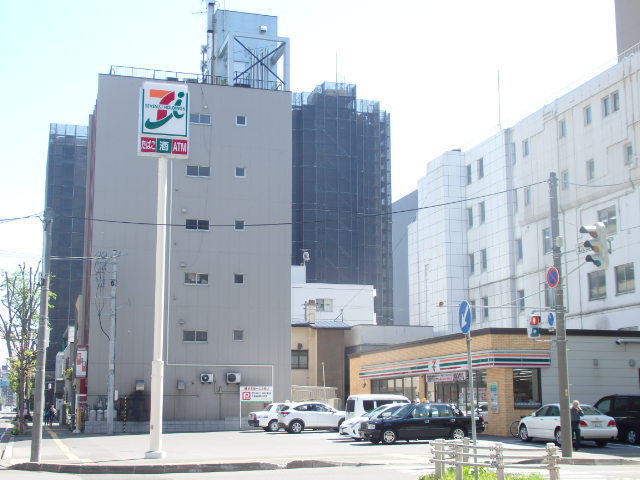 コンビニ　セブンイレブン（コンビニ）まで259m