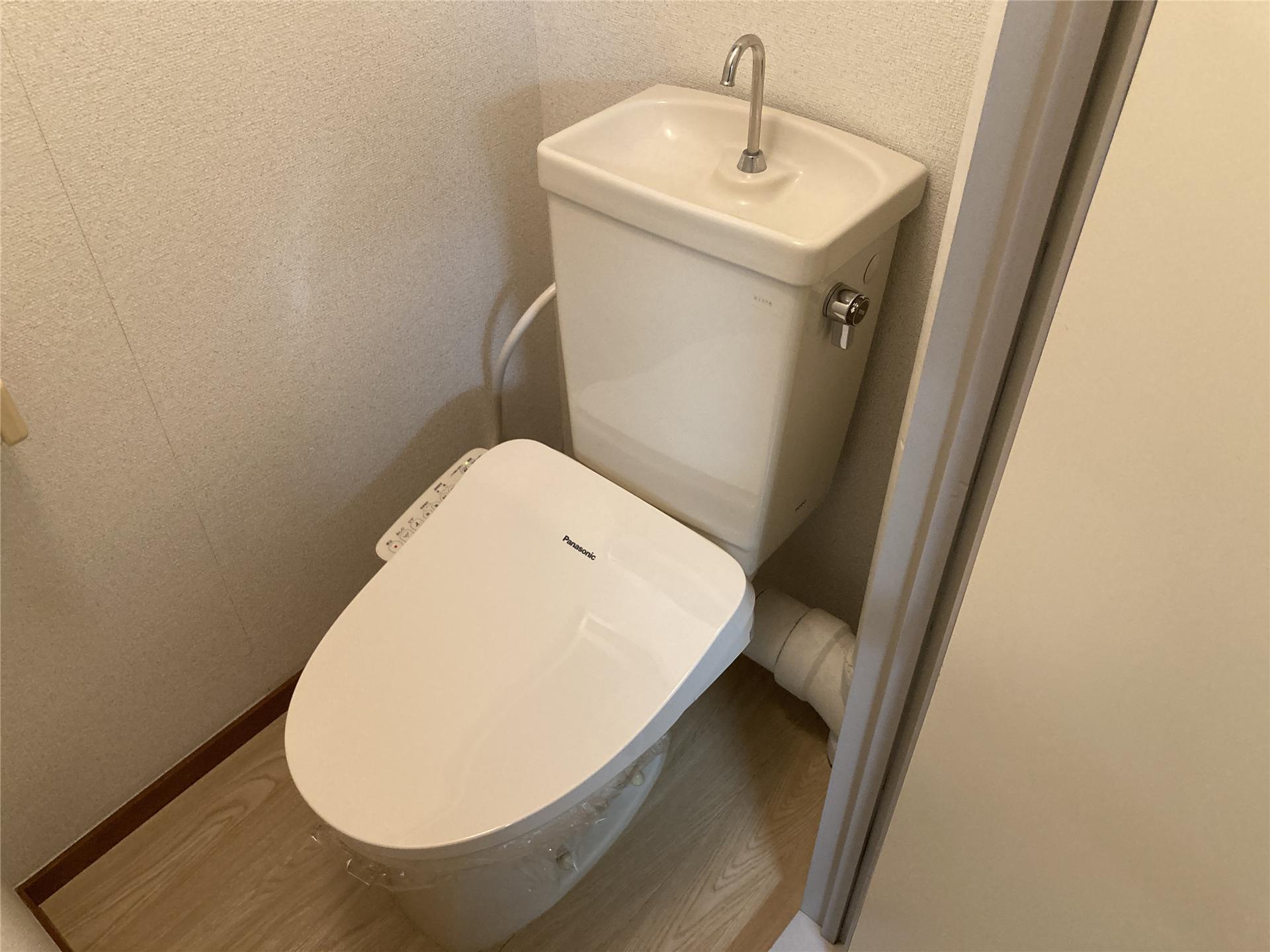 トイレ　温水洗浄便座付きのトイレです