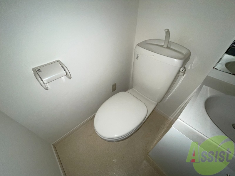 トイレ　トイレはシャワー付きトイレで独立洗面台の横にあります
