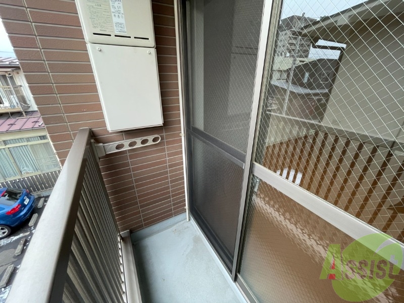 バルコニー　バルコニーには洗濯を干すスペースが付いております