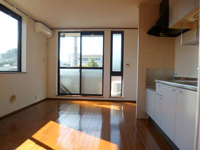 居室・リビング　２階角部屋２面採光で明るいリビング