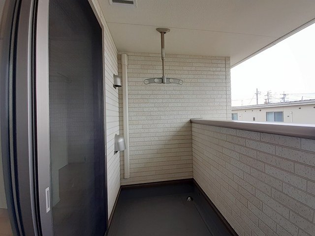 バルコニー　暖かな日差しのふりそそぐバルコニー