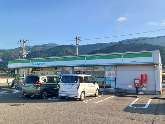 コンビニ　ファミリーマート寒川西店（コンビニ）まで303m