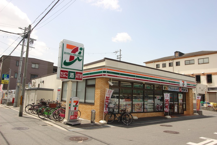 コンビニ　セブンイレブン（コンビニ）まで550m