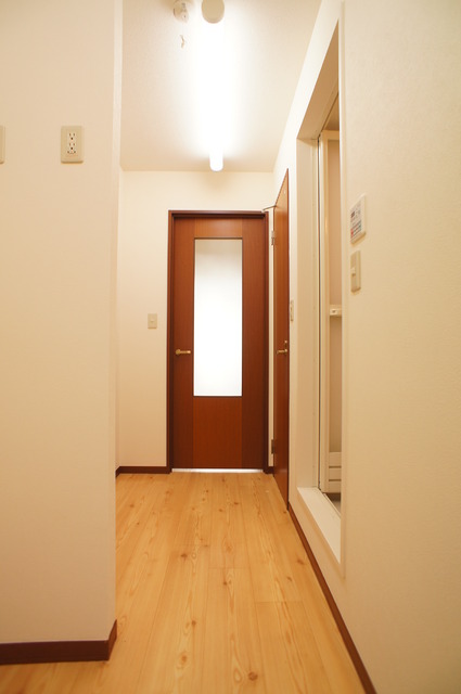 玄関　白を基調とした室内でお部屋を明るく演出してくれます！