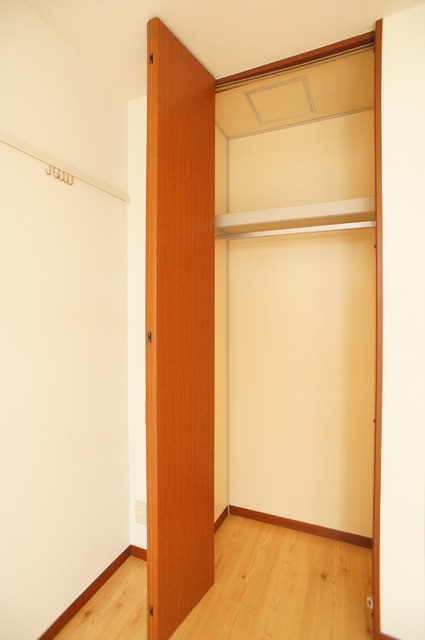 収納　クローゼットには便利なパイプハンガーがあるので、畳まず衣類を