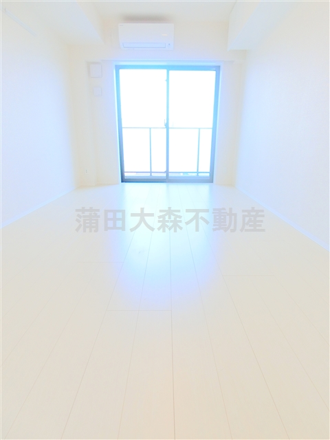 居室・リビング　洋室8.1帖　クローゼットの他に洋室上部に吊戸棚収納あります