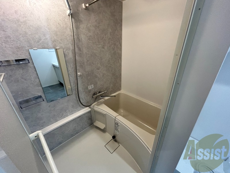 バス・シャワールーム　お風呂はゆったりと入るには十分な広さになっています。