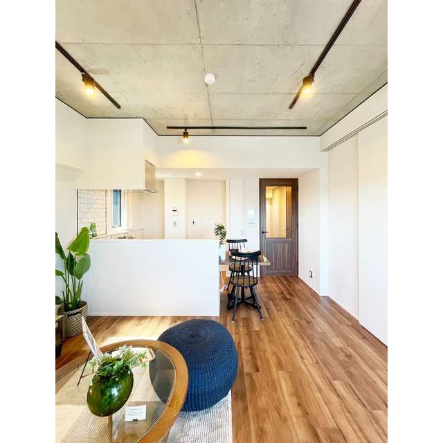 居室・リビング　【家具／調度品に関しては配置例を示したものであり、実際の賃貸