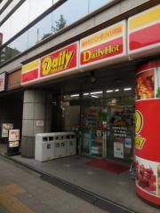 コンビニ　デイリーヤマザキ台東蔵前駅前店（コンビニ）まで300m