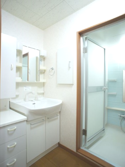 洗面設備　洗髪洗面化粧台と洗濯機置き場があります♪