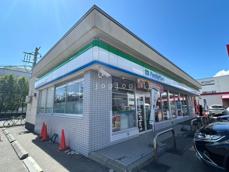 コンビニ　ファミリーマート　札幌ドーム前店（コンビニ）まで209m