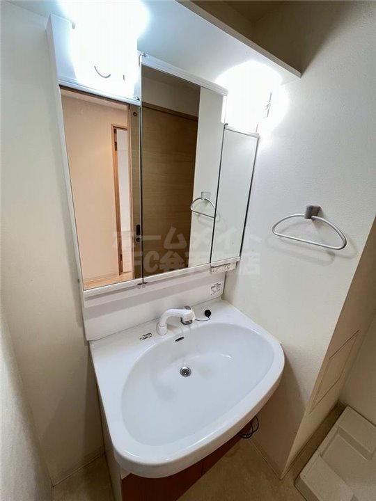 洗面設備　明るい洗面所です