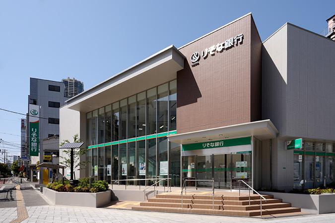 銀行　りそな銀行 市岡支店（銀行）まで439m