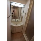 洗面設備　ゆったりとスペースのある洗面所