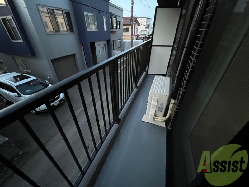 バルコニー　窓が大きいので風の通りが良さそうですね！！