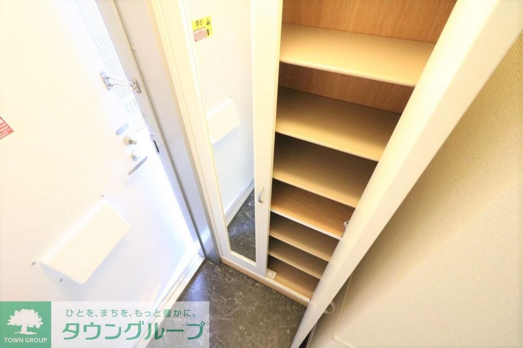 玄関　仕様・設備は現況と異なる場合があります（現況優先）