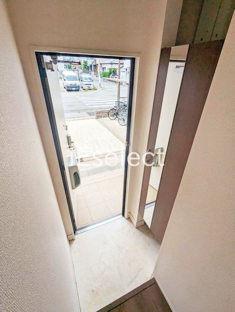 玄関　※2階のお部屋の画像の為、実際とは異なります