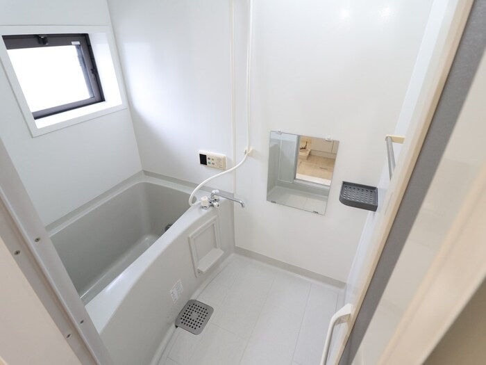 バス・シャワールーム　コンパクトで使いやすいお風呂です