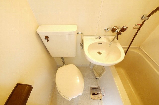 トイレ　お風呂とトイレはユニットタイプです。