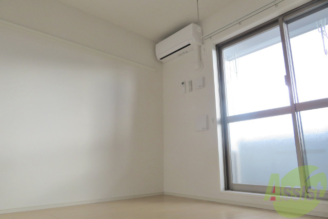 居室・リビング　大きな窓が印象的なお部屋ですね。ポカポカしそうです。