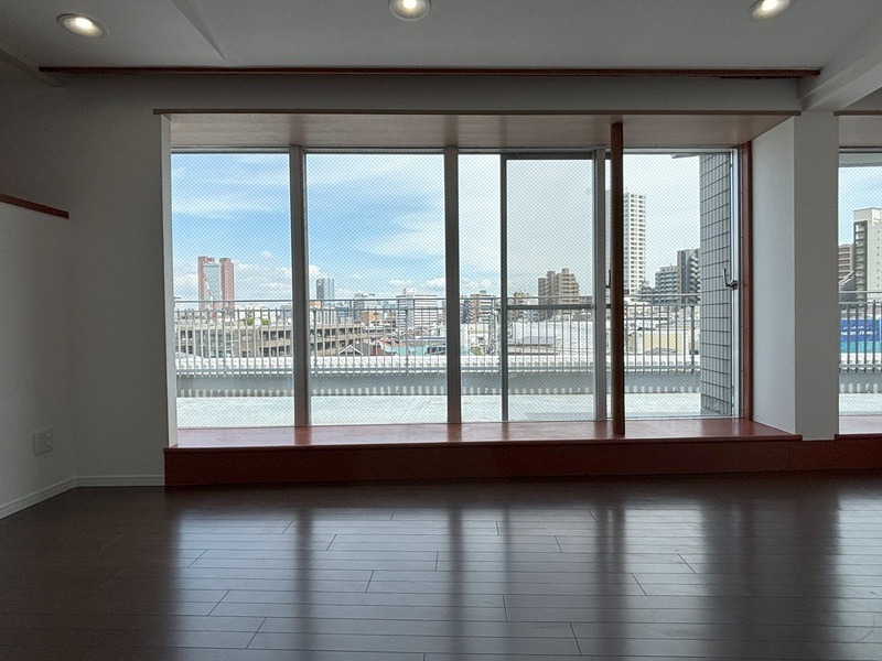 居室・リビング　二面採光の明るいお部屋♪