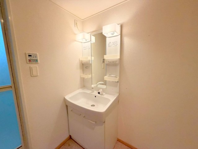 洗面設備　身支度が出来る独立洗面台です。