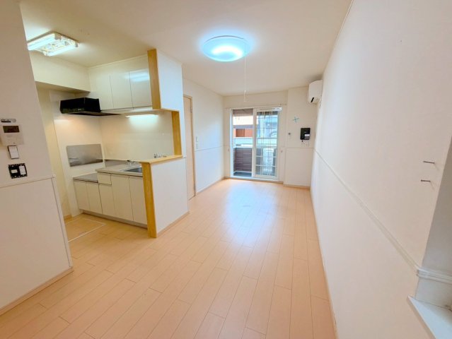 居室・リビング　明るく広々としたリビングです。