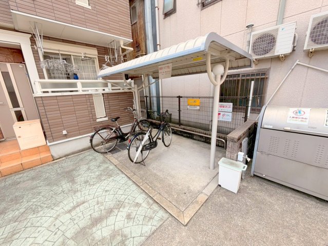 駐車場　敷地内には入居者専用の駐輪スペースもあります。