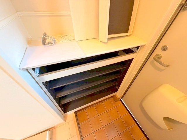 収納　大きいシューズボックスは靴がいっぱい入れれますね。