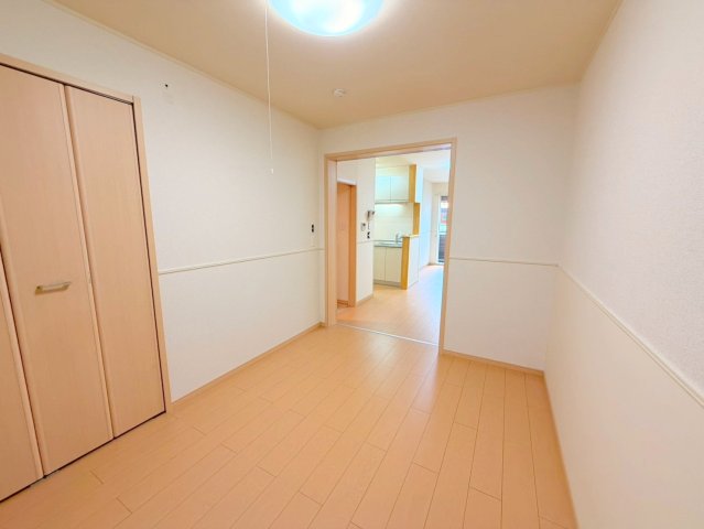 その他部屋・スペース　ゆとりのあるベッドルームで快適な睡眠をとってくださいね。