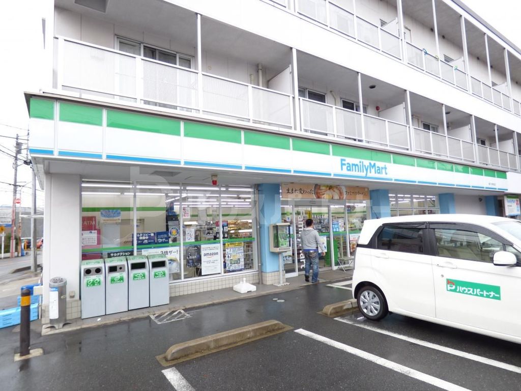 コンビニ　ファミマリーマート登戸小学校前（コンビニ）まで370m