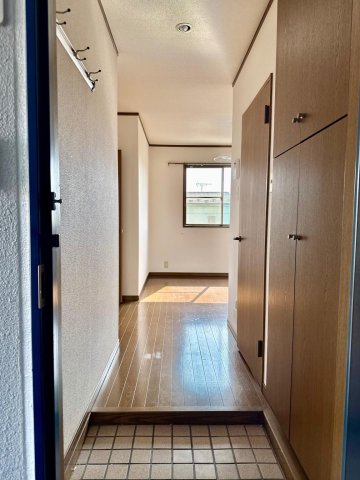 玄関　入居中の為、同じ間取の部屋となります。（イメージ）