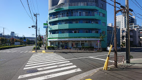 コンビニ　ファミリーマート K2潮見一丁目店（コンビニ）まで137m