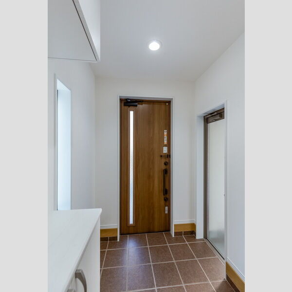 玄関　同タイプの別物件です。色など異なる場合は現状優先となります。