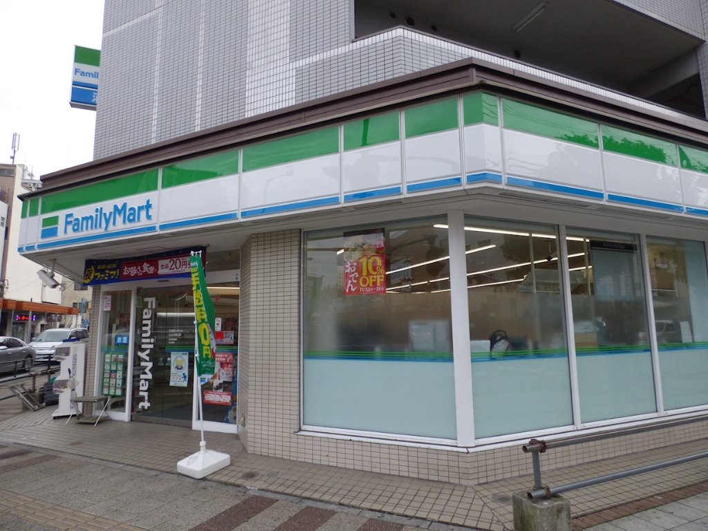 コンビニ　ファミリーマート わらび西口店（コンビニ）まで30m