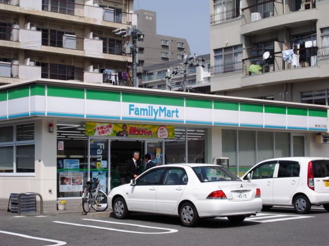 コンビニ　ファミリーマート（コンビニ）まで80m