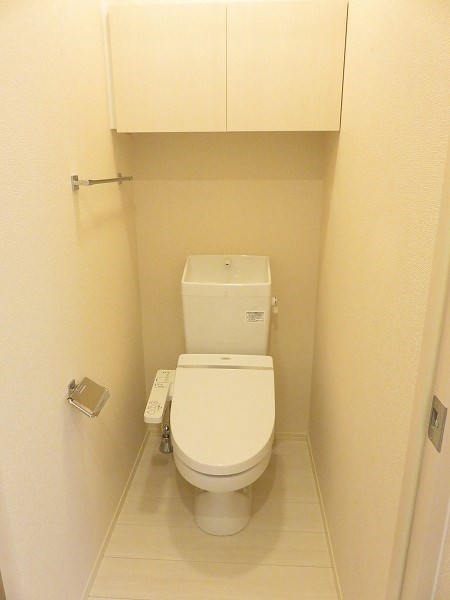 トイレ　ウォシュレット付のトイレ。上の棚には何をしまいましょう。