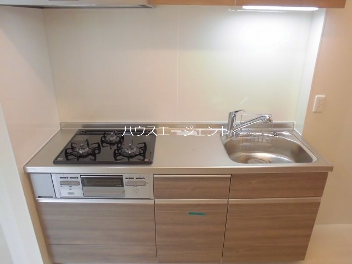 キッチン　３口のシステムキッチンはグリル付で便利。