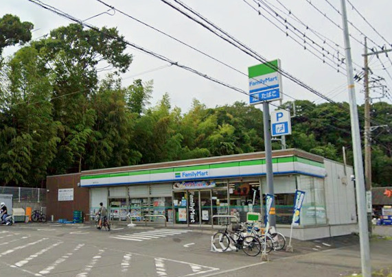 コンビニ　ファミリーマート（コンビニ）まで703m
