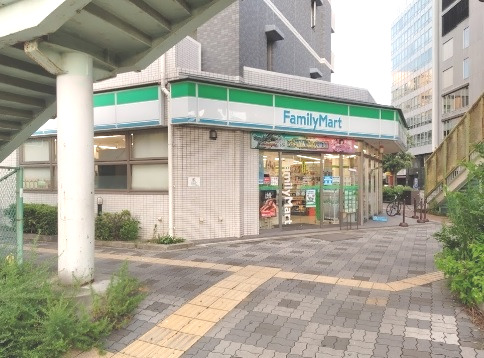 コンビニ　ファミリーマート 新大阪駅東口店（コンビニ）まで706m
