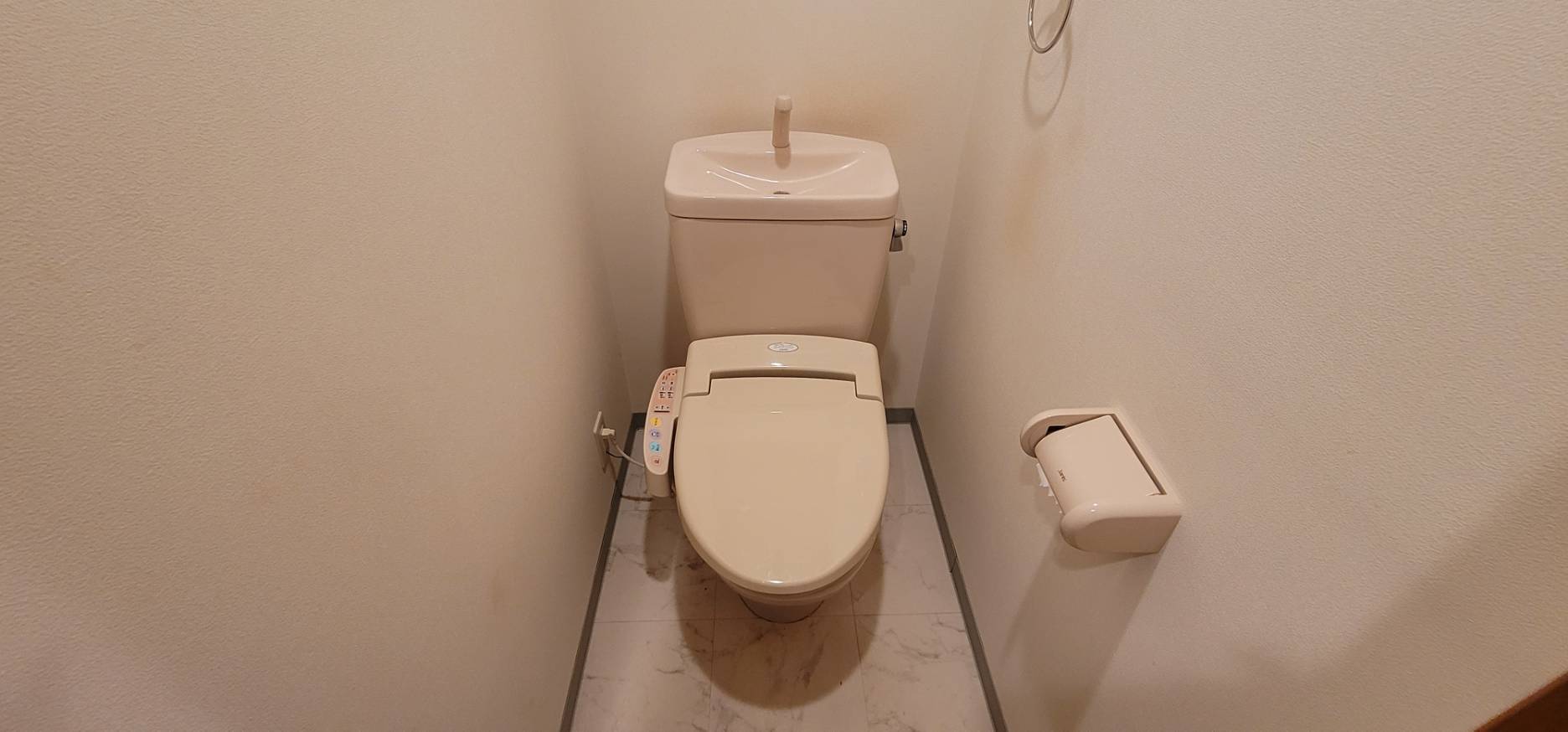 トイレ　同物件別部屋写真